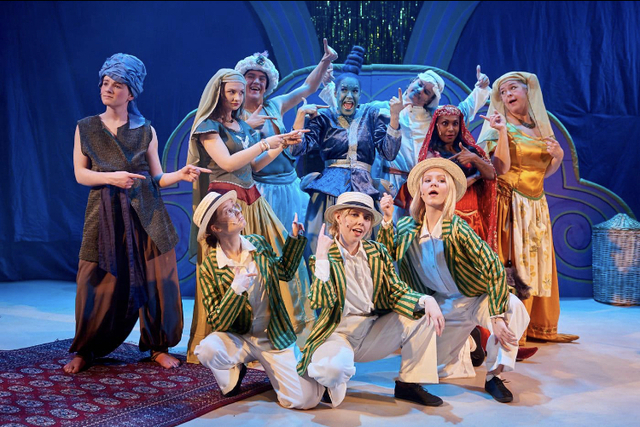 En magisk föreställning – Aladdin håller Anden !