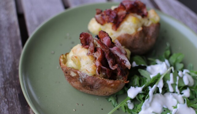 Dubbelbakad potatis med cheddarost, purjolök och bacon