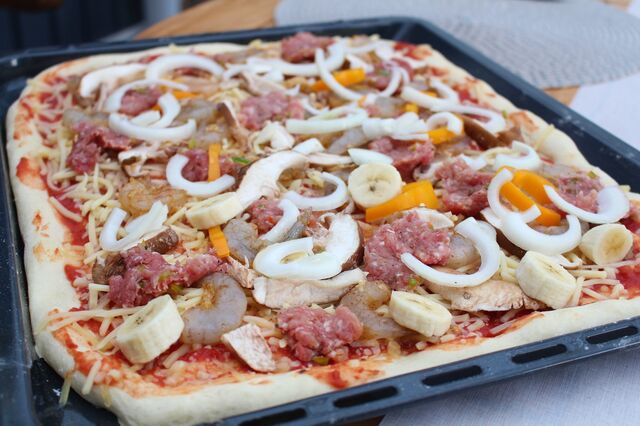 Pizza med sagolik topping