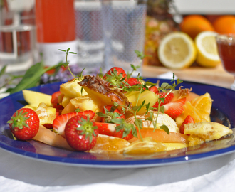 Tropisk fruktsallad och fruktiga smycken