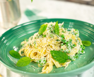 Tagliatelle med gröna ärtor, citron och parmesan