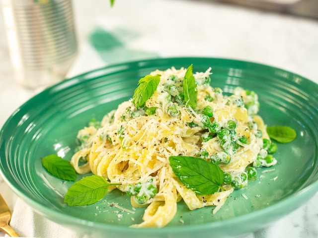 Tagliatelle med gröna ärtor, citron och parmesan