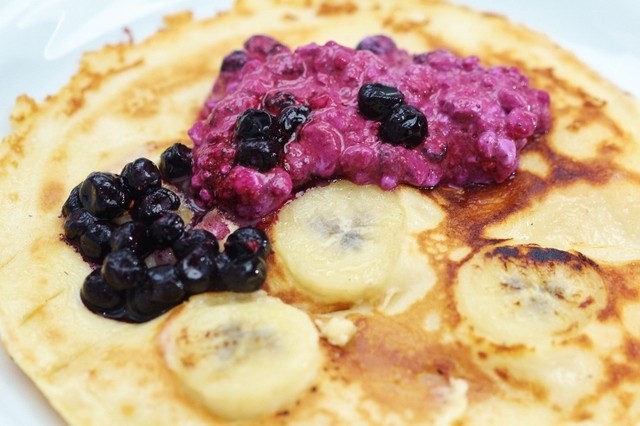 Bananpannkakor och blåbärskeso - lunchmat på landet