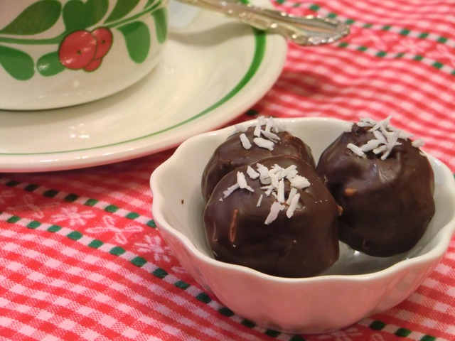 Bountybollar med vit choklad och kokosmousse - favorit på julens gottebord