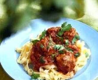 Köttfärsbollar i mumsig tomatsås och pasta