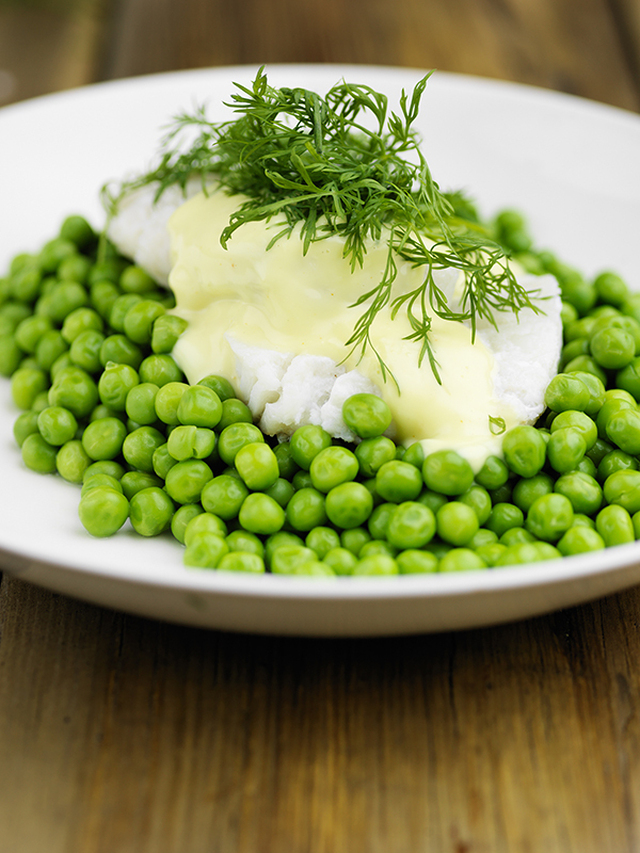 Pocherat ägg med lutfisk, potatis och brynt smörhollandaise