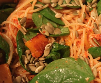 Pasta med paprikapesto och pumpa