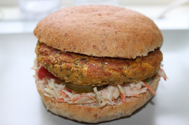 Kikärtsburgare med hembakat hamburgerbröd och het coleslaw