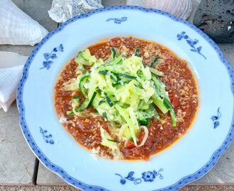 Zucchinipasta med tomatsås