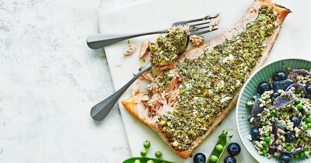 Helgrillad lax med örttäcke och bärig matvetesallad