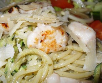 Pesto- och zucchinipasta med kyckling och parmesanost