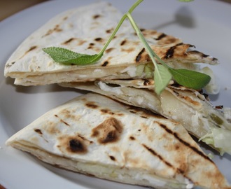 Grillad quesadilla med getost, päron och chilli