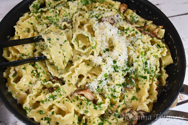 Krämig pasta med kantareller och parmesan
