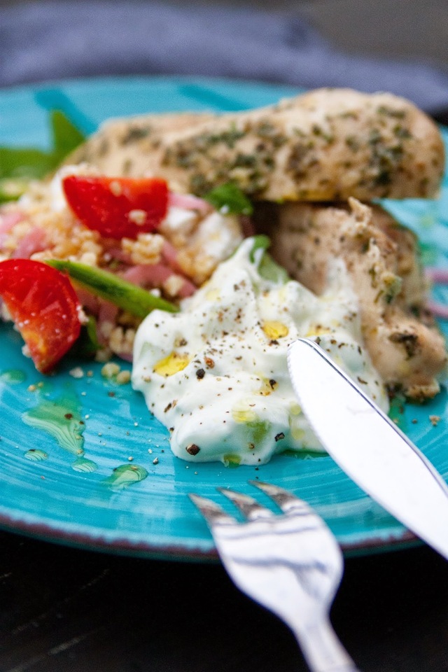 Ört- och parmesankyckling med gurkyoghurt