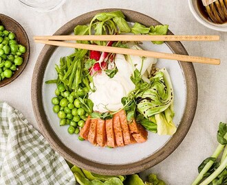 Sommarbowl med ponzulax, säsongens grönt och citronmajonnäs