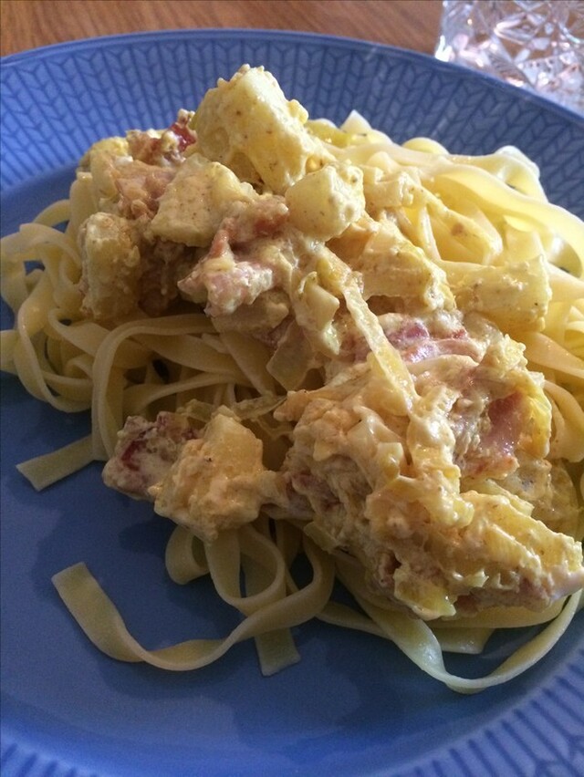 Pasta med bacon, curry och äppelsås