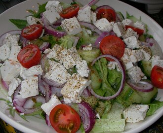 Grekisk sallad och varma mackor med champinjonstuvning