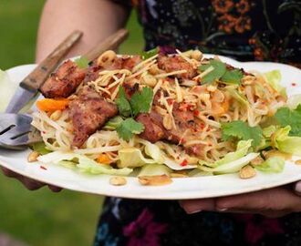 Grillat fläsk med chili, nudelsallad och rostade jordnötter