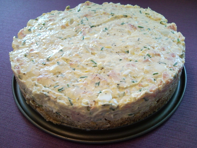 Cheesecake med rökt lax, rädisor och gurksallad