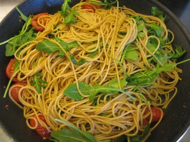 Spagetti med tomater & rucola