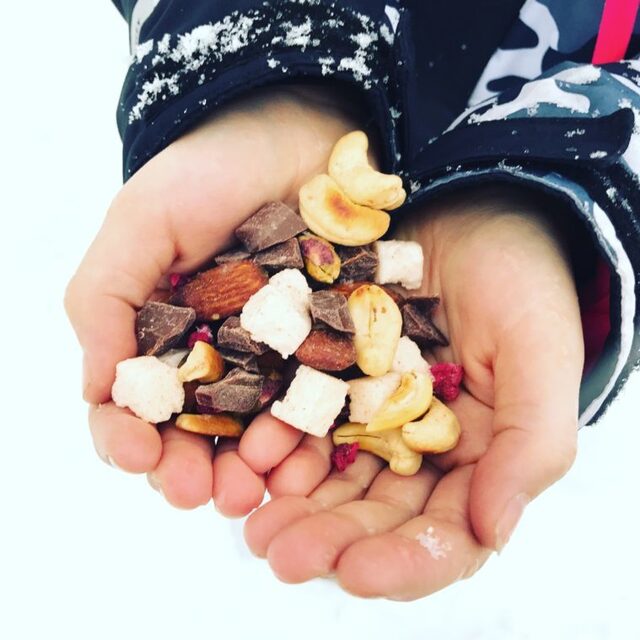 Trail mix snacks för små och stora skidåkare