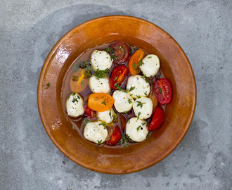 Labneh med tomater och timjan