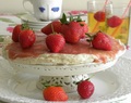 Frusen marängtårta med rabarber och jordgubbar till Mors Dag