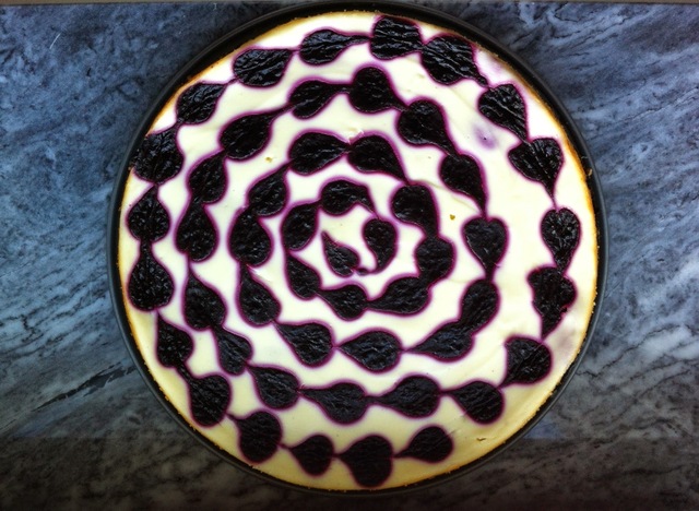 Vit chokladcheesecake med svarta vinbär