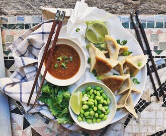 Potstickers med lök- och misofyllning & jordnötssås (veganska)