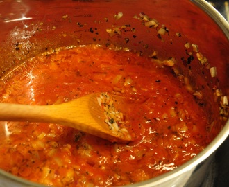 Veckans storkok: köttfärslimpa med mustig tomatsås och parmesanbakad aubergine