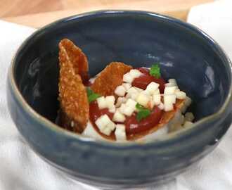 Äppeldessert med mandelkrokant och vaniljglass