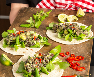 Veggotaco med bönor, avokado, lime & koriander