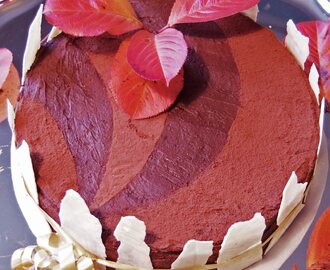 50-årstårta med romrussin, jordgubbar och choklad