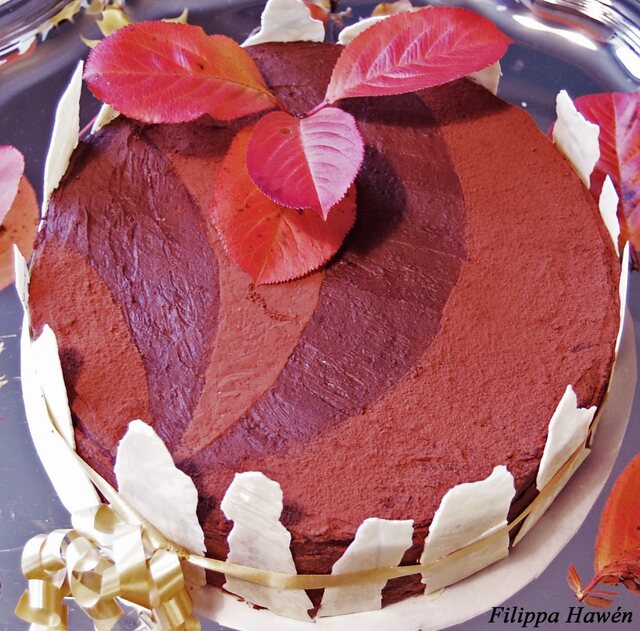 50-årstårta med romrussin, jordgubbar och choklad