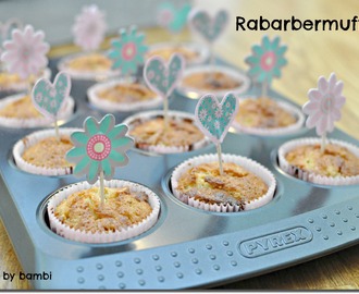 Inför muffinsdagen: Härligt goda rabarbermuffins med mandelmassa och vit choklad!
