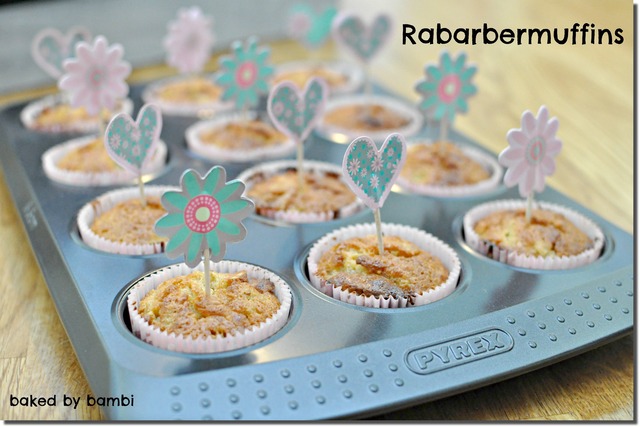 Inför muffinsdagen: Härligt goda rabarbermuffins med mandelmassa och vit choklad!