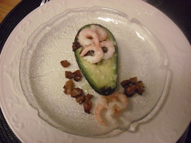 Gratinerad avocado med bacon, vitlökssmör och räkor