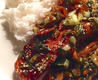 Inkokt lax teriyaki på grönsaksbädd