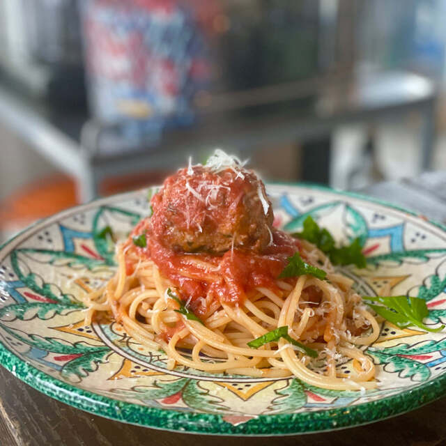 Spaghetti med stora köttbullar i tomatsås
