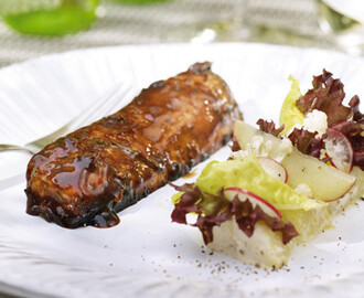 Grillkarré. Färskpotatis i senapsyoghurt. Sallad på äpple och blomkål.