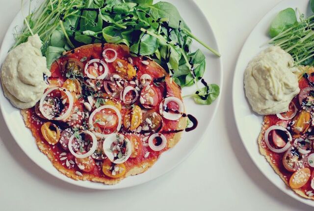 Vegansk tomatpizza på kikärtsbotten