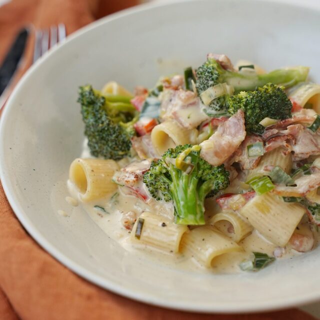 Enkel pasta med bacon, broccoli, paprika och purjolök