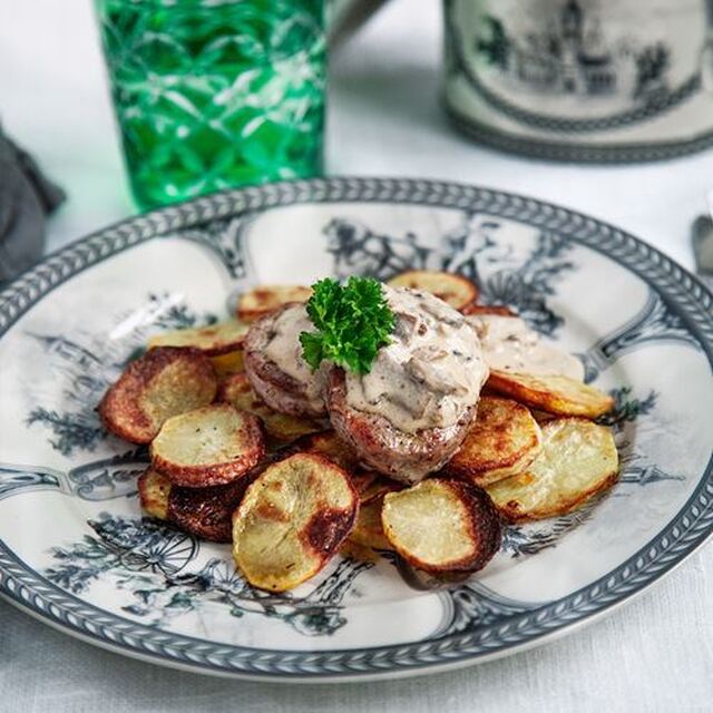 Pepparstekta fläskfilémedaljonger med stekt potatis och krämig svamp