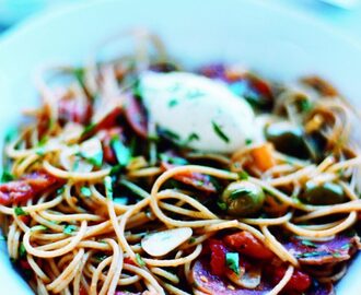 Spaghetti med salami och mascarpone