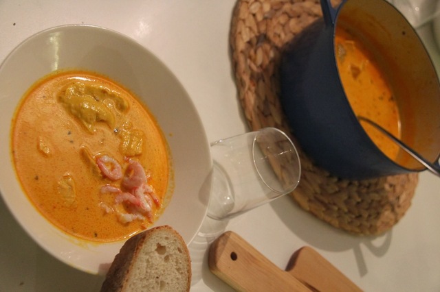 Färgstark fransk fisksoppa med saffran och rouille