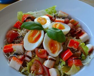 Fräsch sallad med crabstick och ägg