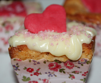 Kärleksmuffins med jordgubb och vit choklad