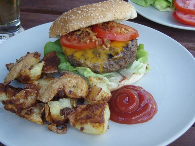 Hamburgertallrik med crushed potatoes