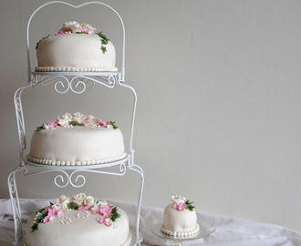 Ljuva bröllopstårtor i rosa och vitt