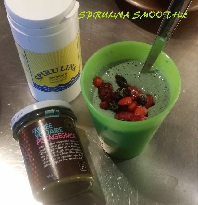 spirulina-pistachio-kiwi-yoghurt protein smoothie